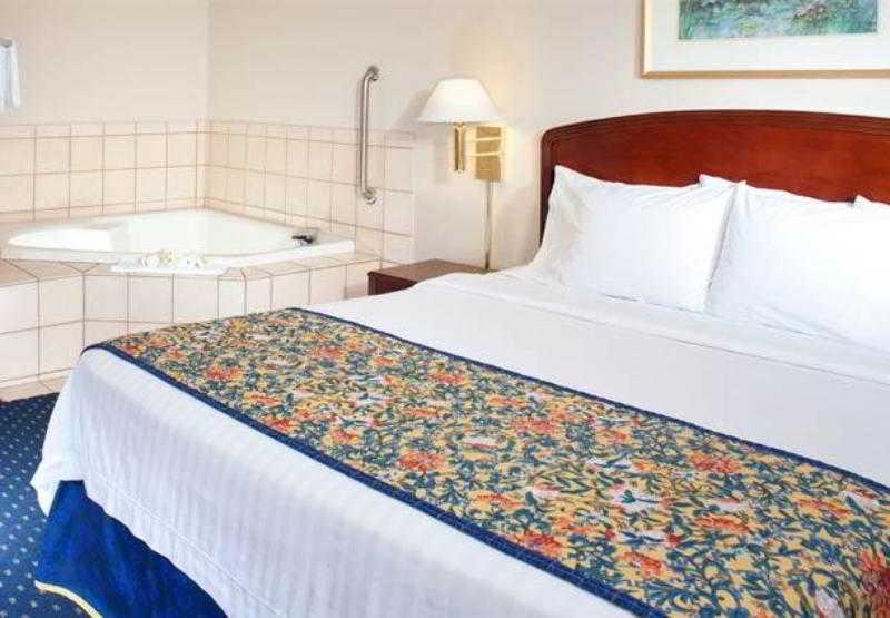 Courtyard By Marriott Cleveland Вестлейк Екстер'єр фото